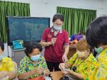 ส่งเสริมอาชีพผู้สูงวัย ด้วยการทำกระเป๋าสะพายหนัง”